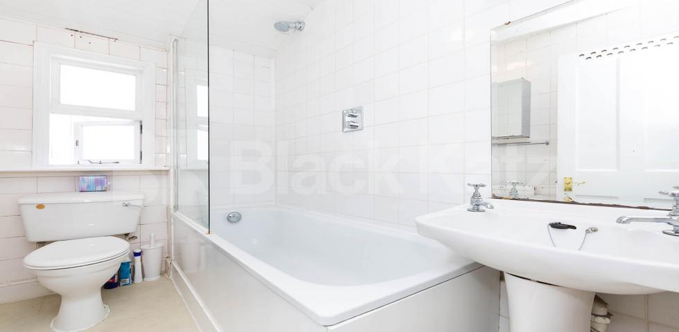 			VIRTUAL TOUR AVAILABLE!, 5 Bedroom, 1 bath, 1 reception Flat			 HIGHBURY PARK, HIGHBURY